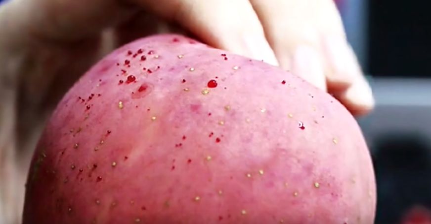 嚇懵！女子用熱水泡蘋果結(jié)果冒出血珠 咋回事？