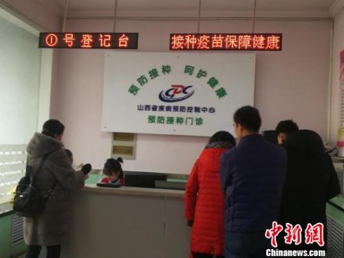 當(dāng)日，山西省疾病預(yù)防控制中心門診部擠滿了前來(lái)接種和咨詢四價(jià)宮頸癌疫苗的女性。 范麗芳 攝