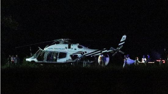 直升機護送被救少年。（圖：路透社）