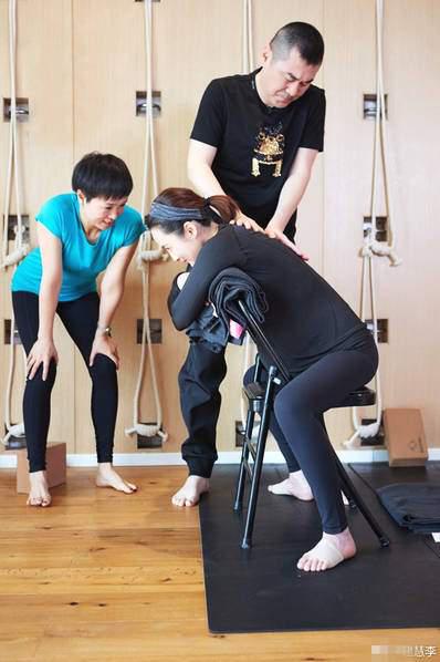 蔣勤勤與陳建斌一起做瑜伽。