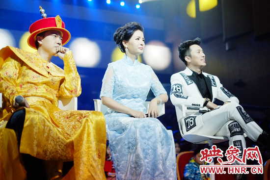 當晚產(chǎn)生的冠亞軍，陳琨（中）、劉雯（右）、郭嘉寧