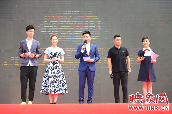 電視臺(tái)主持人與電臺(tái)主播搭檔主持，讓人耳目一新