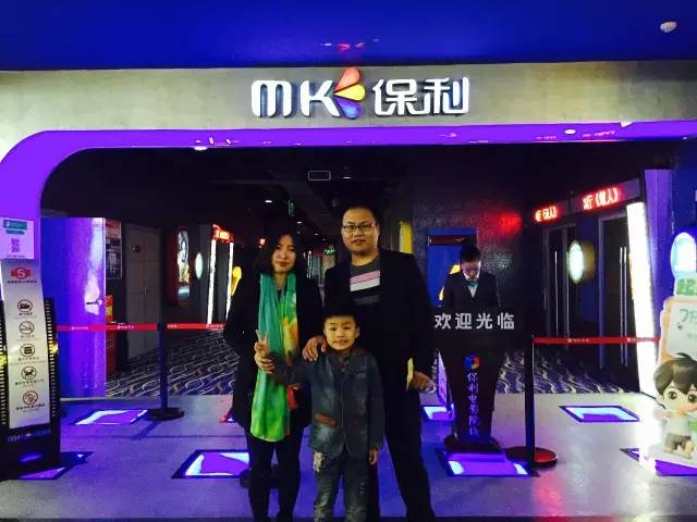 再來看兩個萌娃，表情都好有戲！