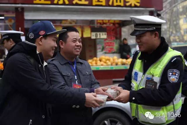 新華社攝影記者李博，也隨我們1066小分隊(duì)一路同行他也為我們記錄下了一幕幕溫暖的瞬間。