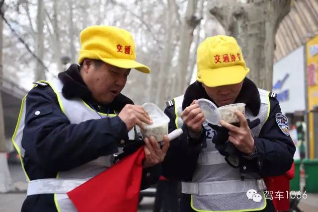 1066小分隊(duì)和志愿者來到金水路文化路，給這里執(zhí)勤的交警和協(xié)管送去暖心餃子。