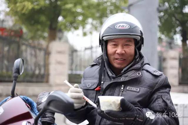 1066小分隊(duì)來到紫荊山（摩的司機(jī)、出租車司機(jī)、市民)，給他們送去餃子。