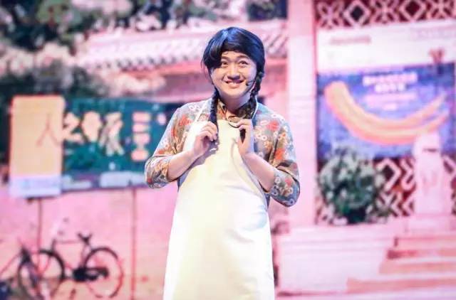 小品《那些年我們錯(cuò)過的一支舞》，主播樂天、張嵩的裝扮你給打幾分？