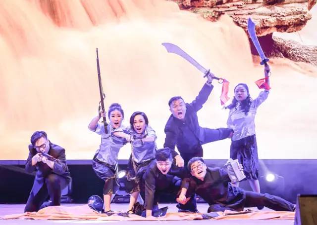 作為本場晚會的最后一個(gè)節(jié)目，《黃河大合唱》刷新你完全不一樣的體驗(yàn)。