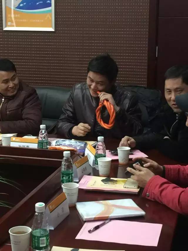 小編想問一下咬膠管的孫老師，優(yōu)質(zhì)膠管的口感如何呢？