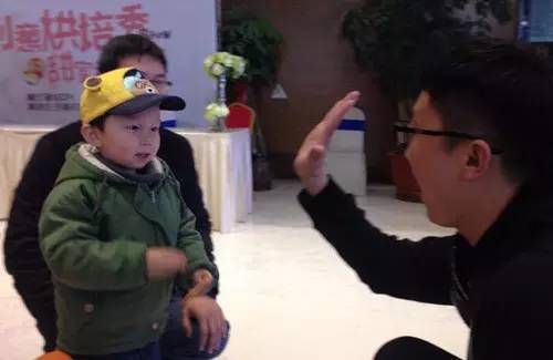 老楊你真心的是童心未泯啊，來，跟叔叔Give Me Five！