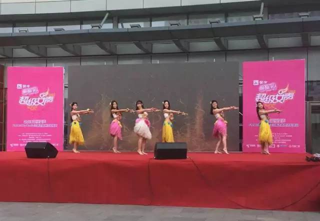 伴隨著舞蹈演員們的開(kāi)場(chǎng)，比賽在上午10點(diǎn)半正式拉開(kāi)序幕