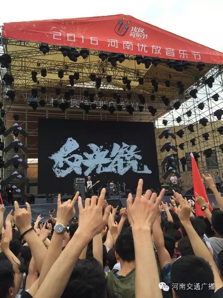 這么多朋友！默契的舉著一個手勢！