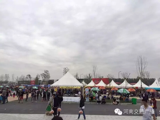 雖然天空已經(jīng)烏云密布，但大家的熱情絲毫不減！