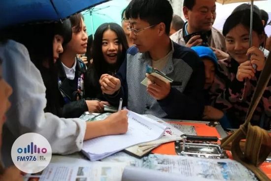 現(xiàn)場觀眾被臺(tái)上的浪漫氣氛感染，紛紛報(bào)名參加現(xiàn)場表白。