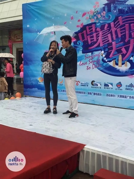 這是一位在校大學(xué)校，暗暗的喜歡純純的愛。