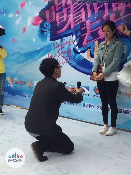 蘇世龍手捧戒指，單膝跪地向夢夢求婚，夢夢激動(dòng)的說不出話來，點(diǎn)頭答應(yīng)~