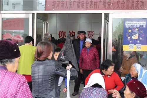 現(xiàn)場真是的人山人海，只能用太火爆三個(gè)字形容了！