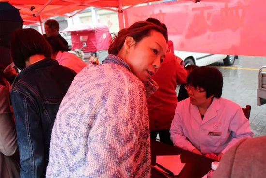 了解到有老人看病不方便，河南電臺1074綠色頻道活動小組欒老師將醫(yī)生請到老人身邊，親自為她診斷。