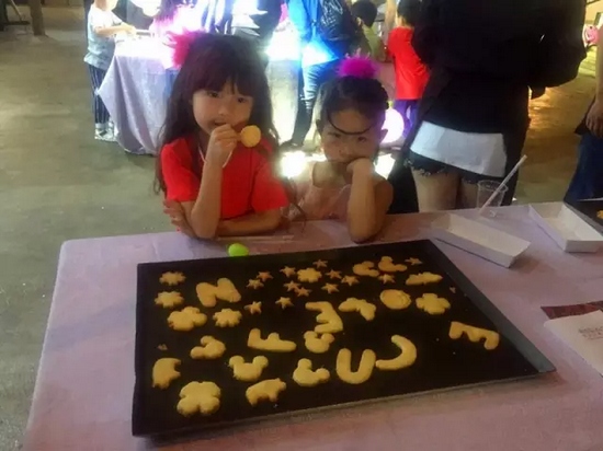 烤制好的餅干，發(fā)揮想象力，畫上美麗的圖案