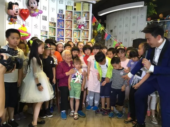 　　豫劇表演藝術(shù)家高潔老師和孩子們?cè)谝黄?，講述自己和戲曲的故事，祝福所有的小朋友節(jié)日快樂(lè)。