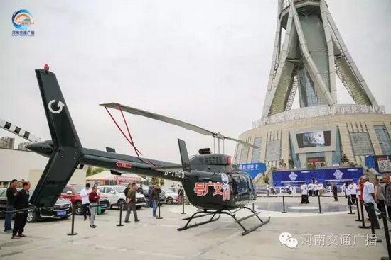 張貼著愛心助考車貼的“交廣號”直升機也同時起飛，共同開啟了今年的愛心助考之旅。