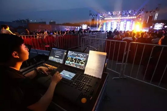 嚴(yán)謹(jǐn)?shù)囊繇懤蠋?，晚會的效果全在他的控制之?nèi)。