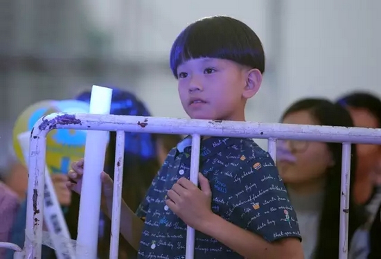 正是你們的笑容，才讓我們有了繼續(xù)前行的動力，哪怕風(fēng)雨兼程。