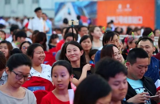 正是你們的笑容，才讓我們有了繼續(xù)前行的動力，哪怕風(fēng)雨兼程。