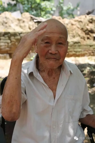 老兵身子骨不行了，九十多歲了……也許軍禮不那么標(biāo)準(zhǔn)了，但是這一幕還是感動(dòng)到了我們……