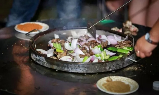 所有菜肉都取自農(nóng)場(chǎng)純天然的食材，吃的又美味又放心！