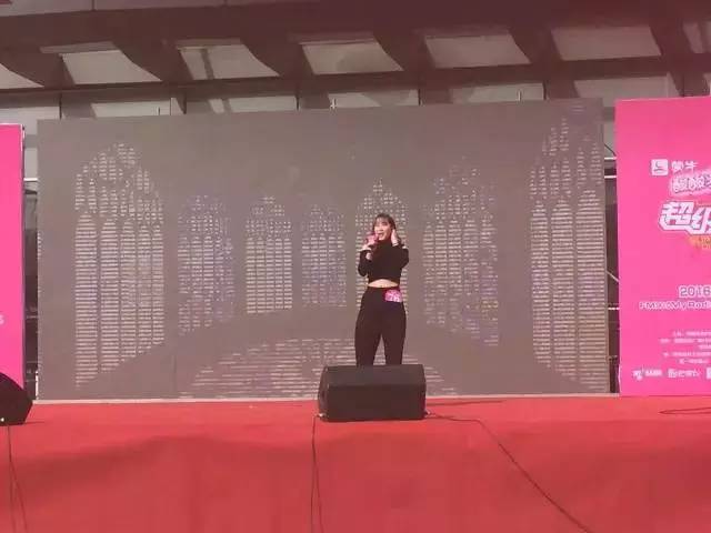 這pose一看就是在飆高音，猜猜看她唱的是哪首歌？