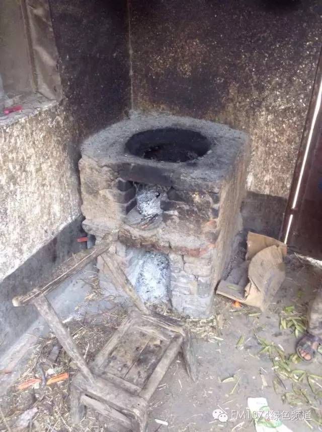 走訪另一個(gè)貧困家庭，進(jìn)去之后才知道什么是真正的一貧如洗、家徒四壁。