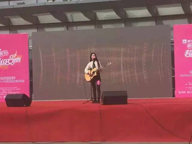 第一位自彈自唱的女生，魅力無法阻擋！