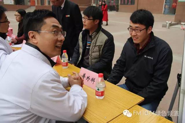 看這位小伙兒，跟我們的醫(yī)生都聊嗨了……