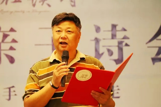 第一個節(jié)目便是重磅，大象融媒·欣欣象融網(wǎng)絡(luò)科技公司董事長魏峰帶來沈浩波的作品《在夏天時想起秋天》