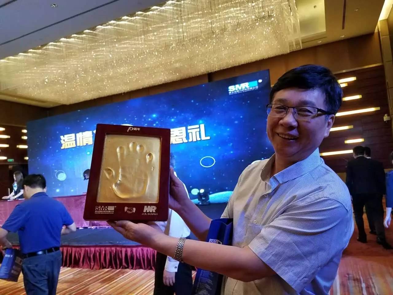 河南電臺(tái)副總編輯，宣傳協(xié)調(diào)中心主任高鐵軍先生代表河南廣播電視臺(tái)為慶賀賽立信成立20周年送上“手印”圖