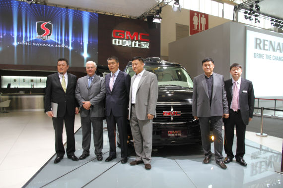 北京國際車展上，全新GMC S系列頂級商務(wù)車在亞太區(qū)首發(fā)。圖為企業(yè)領(lǐng)導(dǎo)與新車合影。
