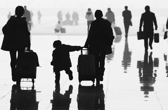 昨日，鄭州東站，一名孩子拉著媽媽和包裹快樂(lè)地奔走在春運(yùn)的途中