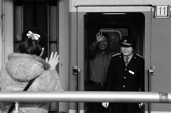 揮手向親人告別，并祝福一路平安