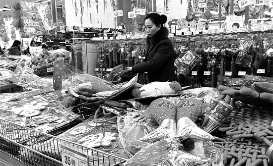 超市里，和春節(jié)相關的商品被擺放到了十分顯眼的位置