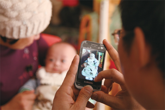 拍幾張照片，帶回去給孩子的爺爺奶奶看