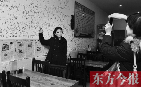 東方今報“一碗面的溫暖”還在延續(xù)，媒體和愛心人士的吃面接力熱情不減。