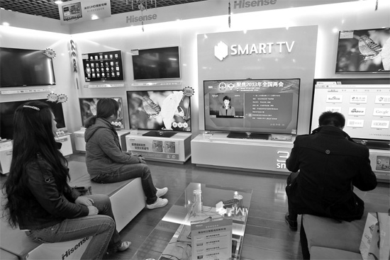 5日，鄭州市的家電賣場里，網(wǎng)絡(luò)電視正在同步直播兩會報道 東方今報記者張培方攝