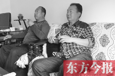 吳四輩和張年學(xué)在家聊天，談?wù)撋稌r候能去上班