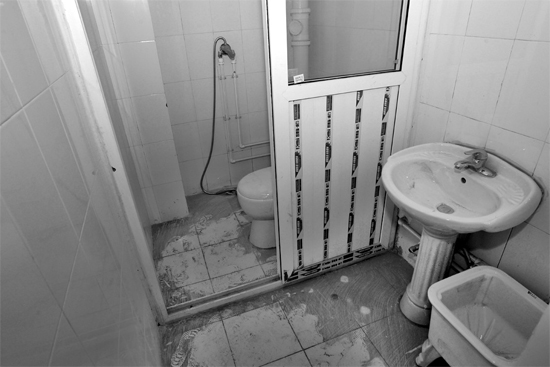 不僅周邊設(shè)施齊全，鄭州公租房室內(nèi)設(shè)施也齊全。圖為剛安裝好的衛(wèi)浴設(shè)施