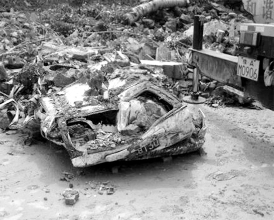 7月2日，新密市區(qū)，暴雨沖倒圍墻，一輛汽車被砸成“鐵餅”