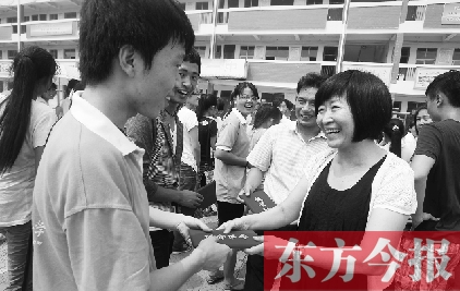 7月23日，晨鐘教育集團黨委書記張玲為支教大學(xué)生頒發(fā)證書