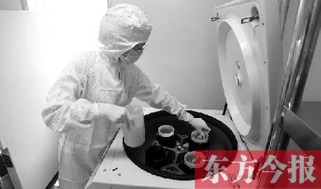 鄭州一專門儲(chǔ)存臍帶血的機(jī)構(gòu)，專業(yè)人員正在把臍帶血存放在儲(chǔ)藏箱里