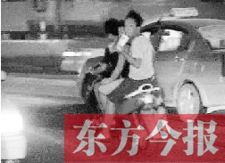 盡管剛剛發(fā)生摩托車車禍，現(xiàn)場很快又現(xiàn)載人摩托車疾馳