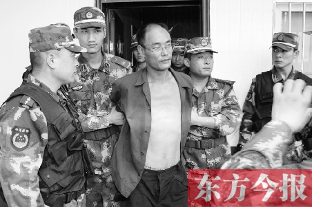 7月27日13時(shí)50分許，駐馬店市西平縣的“7·25”連環(huán)殺人案犯罪嫌疑人丁金華（左三）在禹州落網(wǎng)